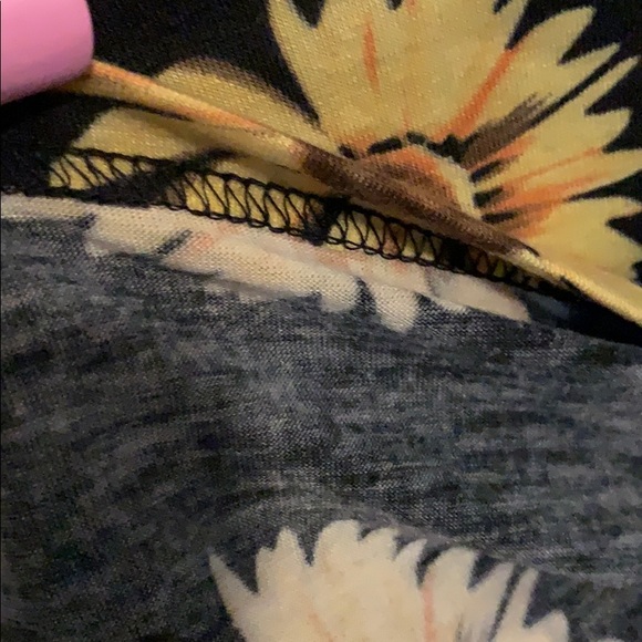 BLACK SUNFLOWER PRINT FORM FITTING TANK TOP - Picture 7 of 11